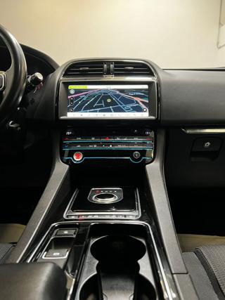 JAGUAR F-Pace usata, con Sensori di parcheggio anteriori