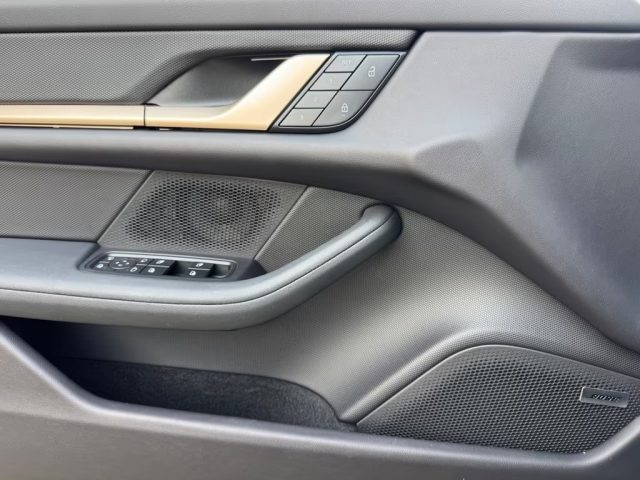 PORSCHE Taycan usata, con Park Distance Control