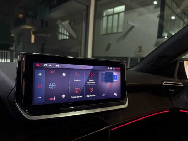 PEUGEOT 2008 usata, con Sistema di navigazione