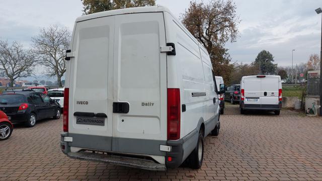 IVECO Daily usata, con Divisori per bagagliaio