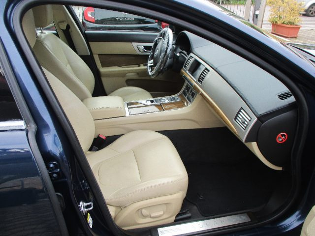 JAGUAR XF usata, con Autoradio