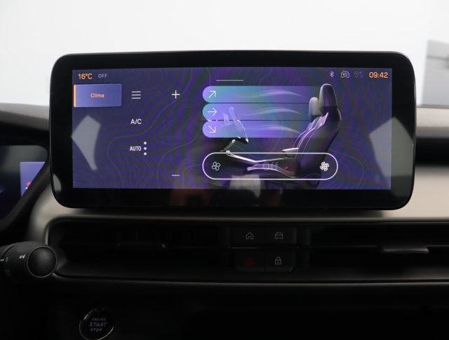 JEEP Avenger usata, con USB