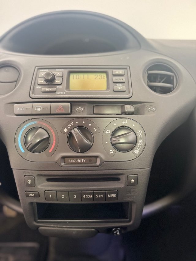 TOYOTA Yaris usata 4