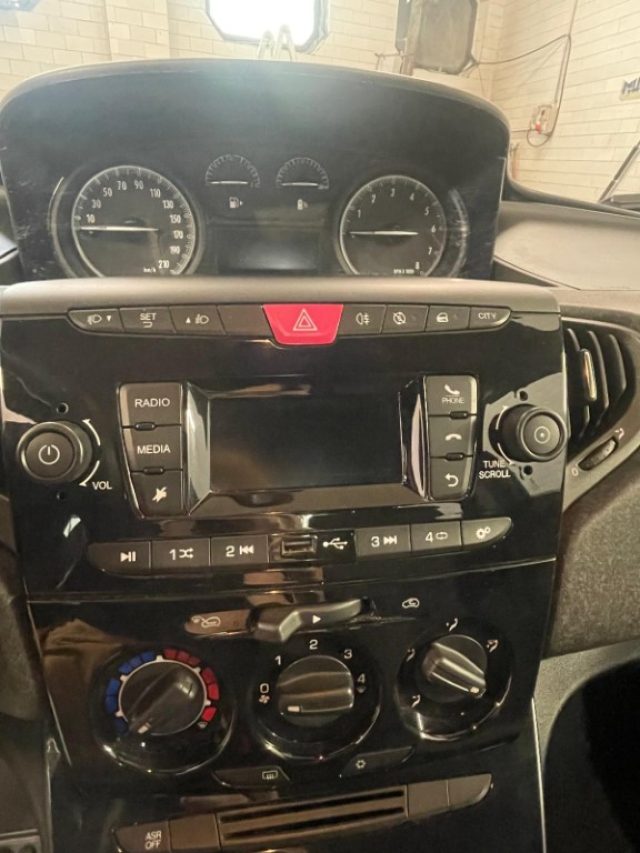 LANCIA Ypsilon usata, con Autoradio