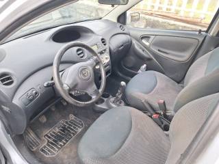 TOYOTA Yaris usata 11