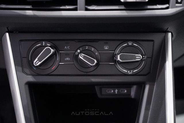 VOLKSWAGEN Taigo usata, con USB