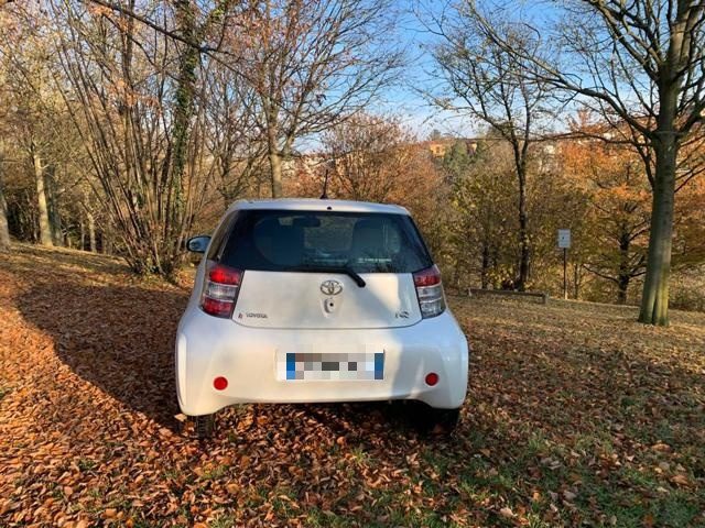 TOYOTA iQ usata, con Autoradio