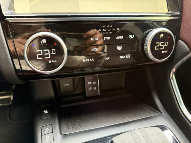 JAGUAR E-Pace usata, con Specchietti laterali elettrici