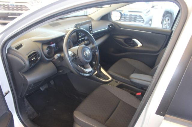 TOYOTA Yaris usata, con Fari LED