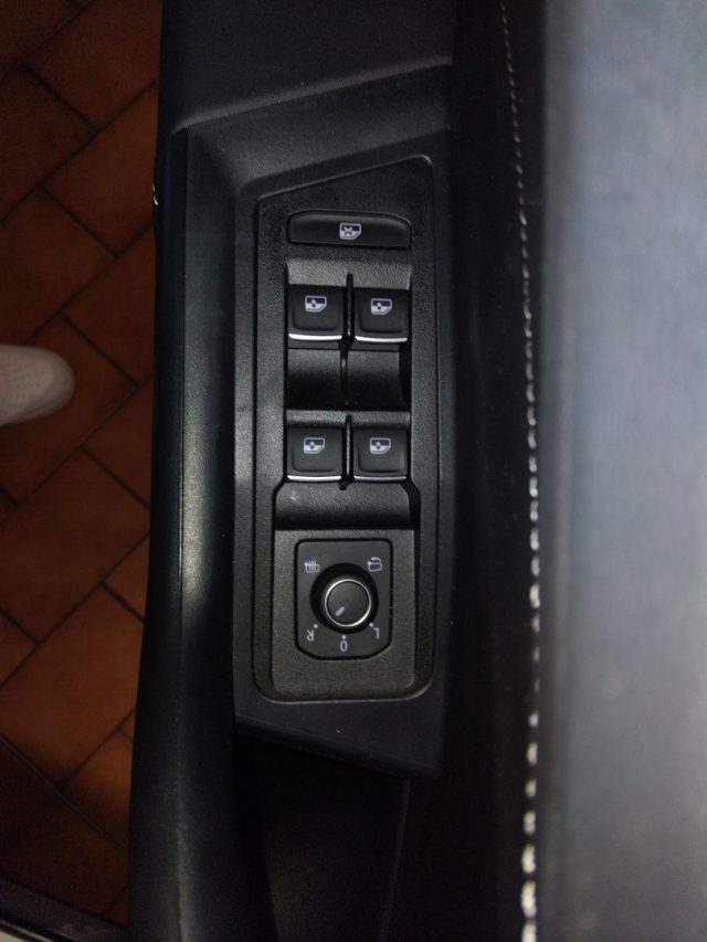VOLKSWAGEN T-Roc usata, con Autoradio digitale