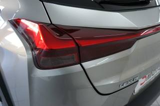 LEXUS UX 250h usata, con Telecamera per parcheggio assistito