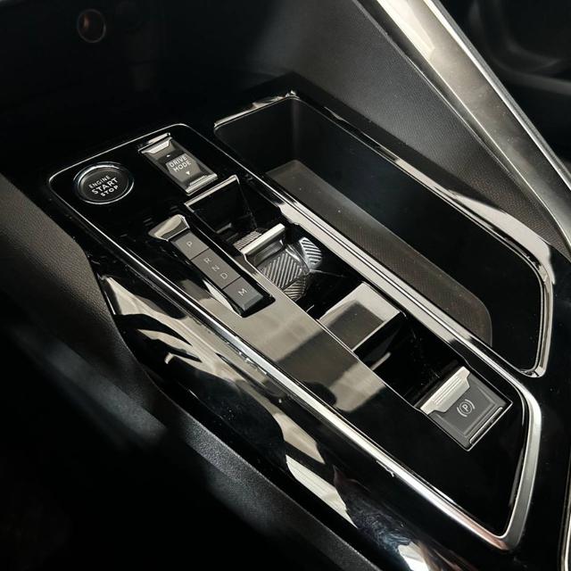 PEUGEOT 5008 usata, con Leve al volante