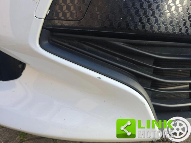 TOYOTA Yaris usata, con Fari LED