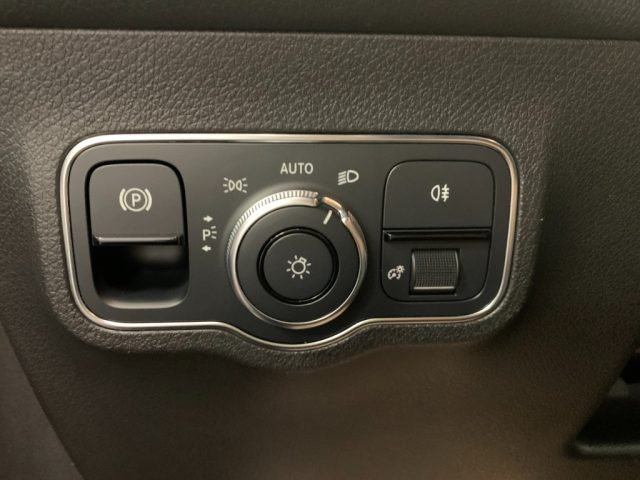 MERCEDES-BENZ GLB 180 usata, con Sensore di luce