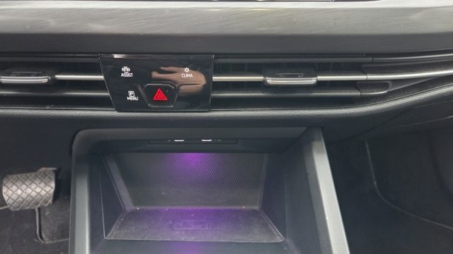 VOLKSWAGEN Golf usata, con USB