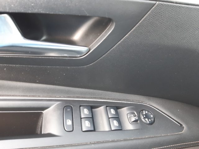 PEUGEOT 3008 usata, con Leve al volante