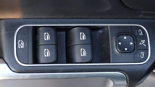 MERCEDES-BENZ GLB 200 usata, con Freno di stazionamento elettrico