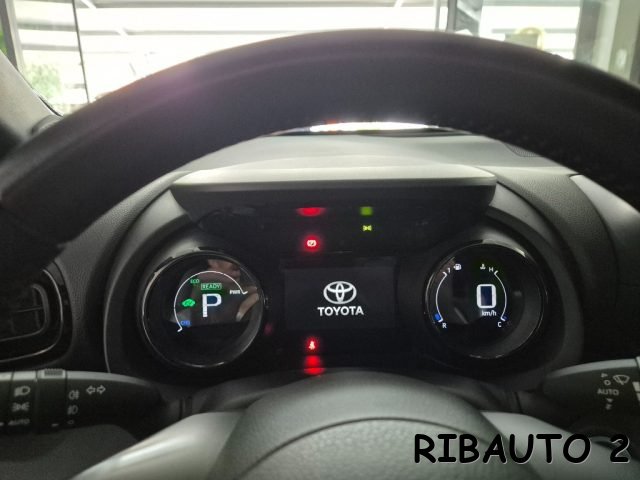 TOYOTA Yaris usata, con Fari LED