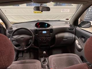TOYOTA Yaris usata 12