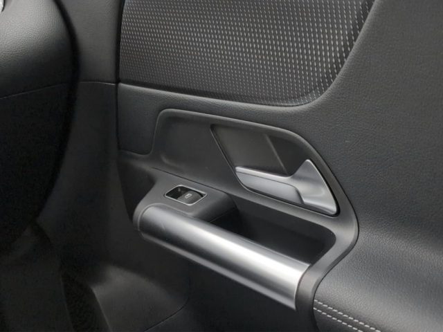 MERCEDES-BENZ GLA 200 usata, con Fari LED