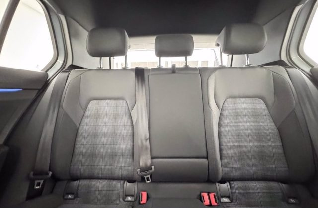 VOLKSWAGEN Golf usata, con USB