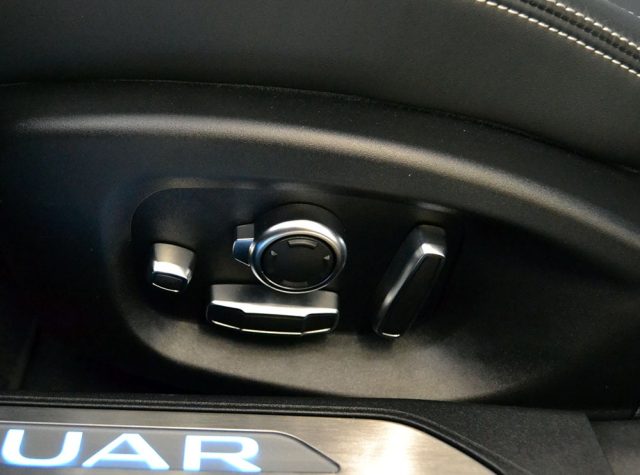 JAGUAR XE usata, con Alzacristalli elettrici