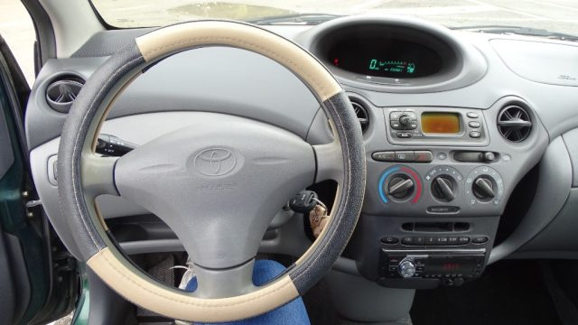 TOYOTA Yaris usata, con Sedile posteriore sdoppiato