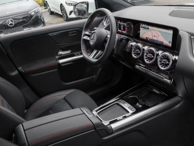 MERCEDES-BENZ GLA 180 usata, con Boardcomputer