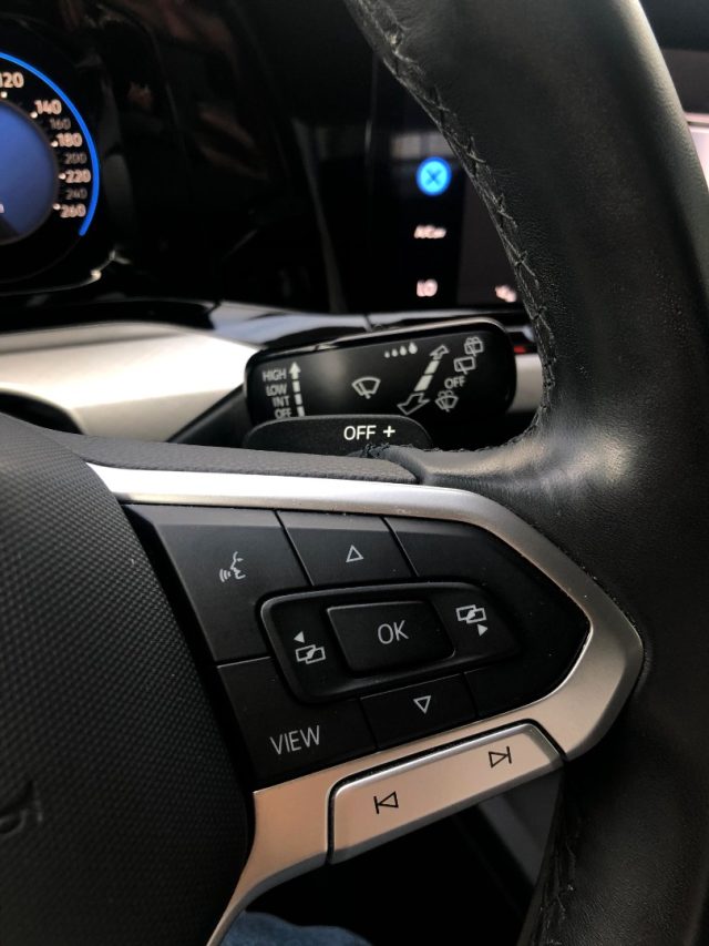 VOLKSWAGEN Golf usata, con Touch screen