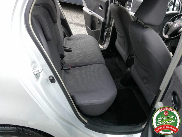 TOYOTA Yaris usata 10