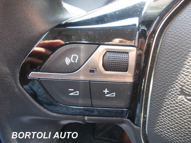 PEUGEOT 2008 usata, con Volante multifunzione