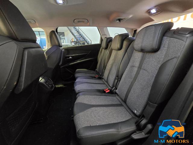 PEUGEOT 5008 usata, con Touch screen