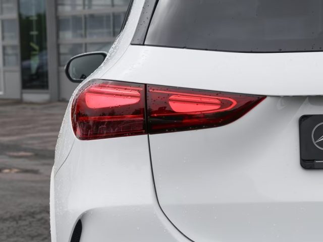 MERCEDES-BENZ GLA 180 usata, con Alzacristalli elettrici