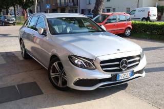MERCEDES-BENZ E 220 usata, con Sistema di parcheggio automatico