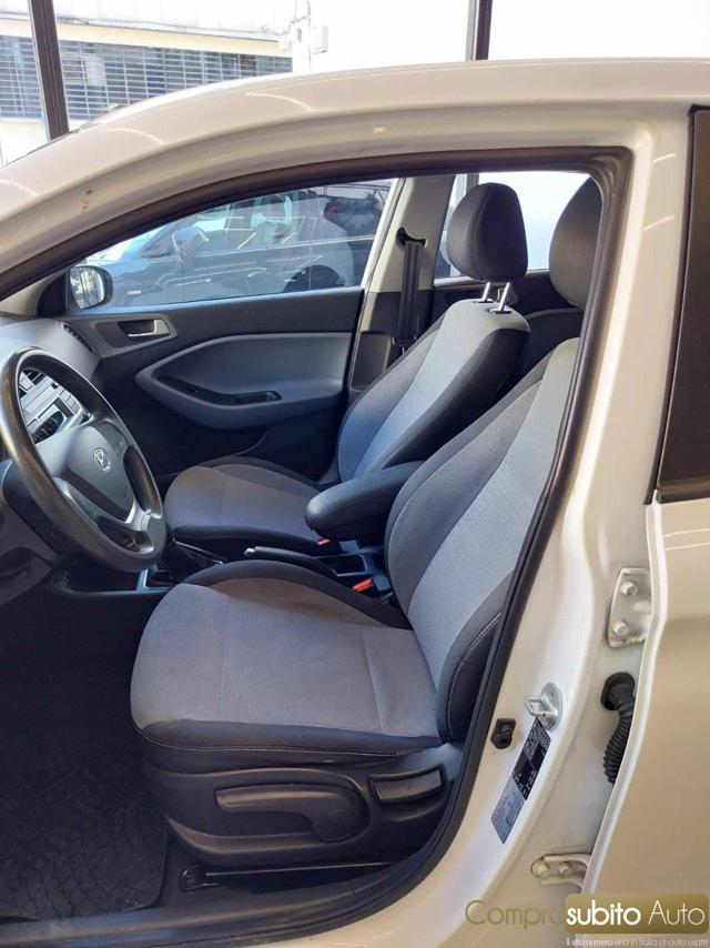 HYUNDAI i20 usata, con Sedile posteriore sdoppiato