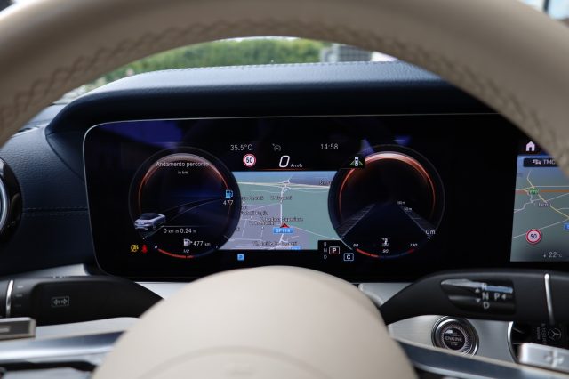 MERCEDES-BENZ E 220 usata, con Luci diurne