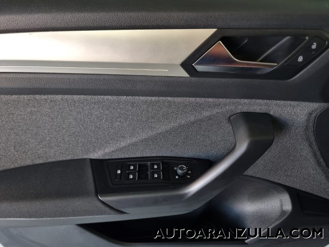 VOLKSWAGEN T-Roc usata, con Sedile posteriore sdoppiato