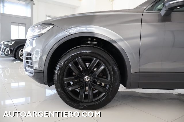 VOLKSWAGEN Touareg usata, con Sensori di parcheggio anteriori