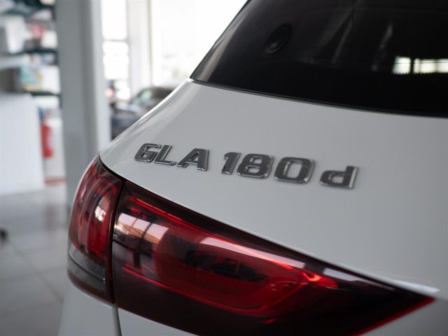 MERCEDES-BENZ GLA 180 usata, con Climatizzatore