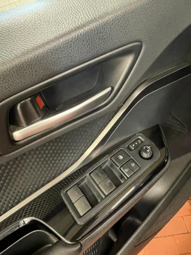 TOYOTA C-HR usata, con Sedile posteriore sdoppiato