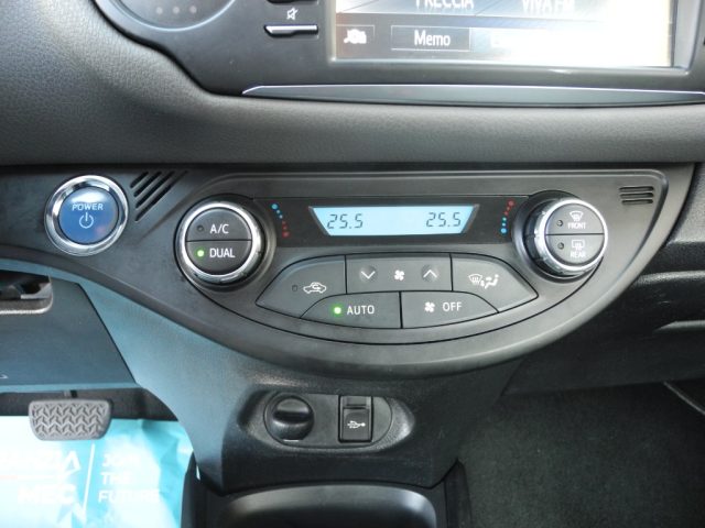 TOYOTA Yaris usata, con Luci diurne