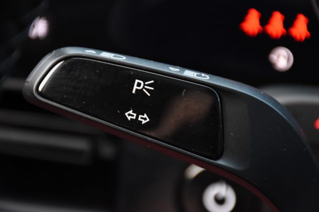 PORSCHE Taycan usata, con Hill holder