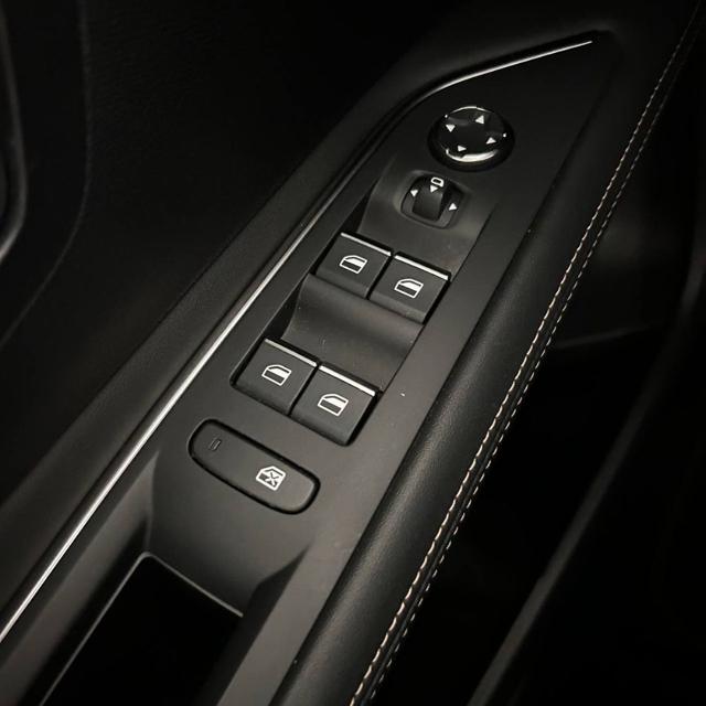 PEUGEOT 3008 usata, con Volante multifunzione