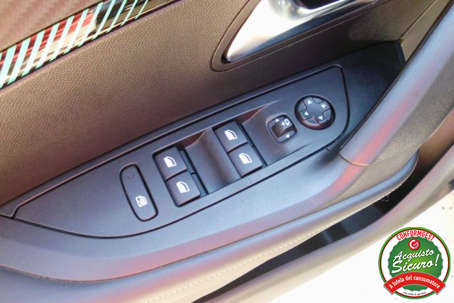 PEUGEOT 2008 usata, con Volante in pelle