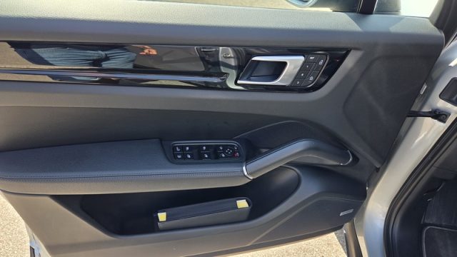 PORSCHE Cayenne usata, con Sedile posteriore sdoppiato