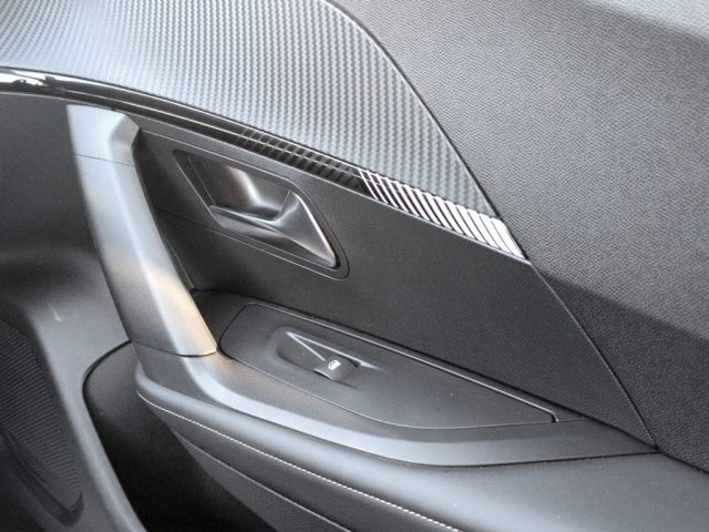 PEUGEOT 2008 usata, con Volante multifunzione