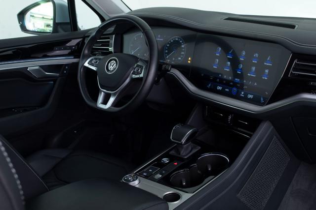 VOLKSWAGEN Touareg usata, con Autoradio