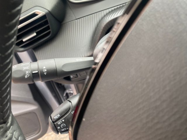 PEUGEOT 208 usata, con Sedile posteriore sdoppiato