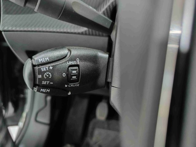 PEUGEOT 208 usata, con Sensori di parcheggio posteriori