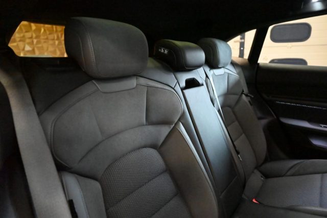 PORSCHE Taycan usata 120